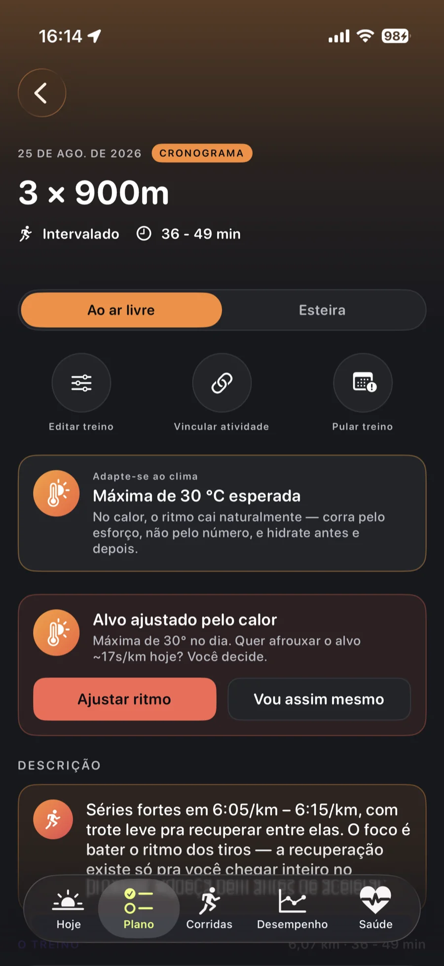 Detalhe de um treino no ZunaRun: 3 × 900 m intervalado, com aviso de máxima de 30 graus e a opção de ajustar o ritmo pelo calor